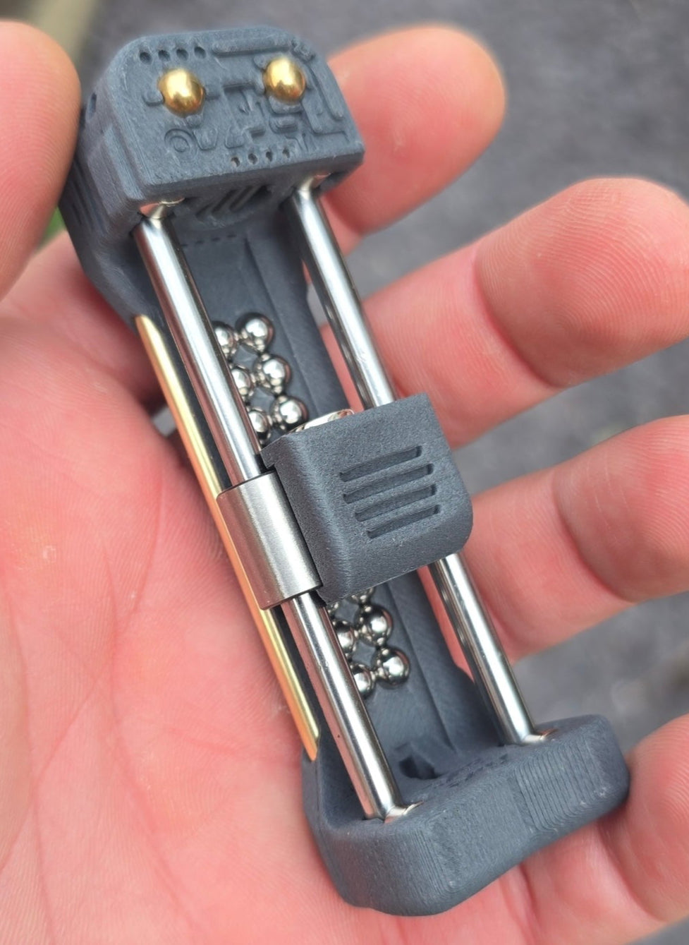 Latchet in grey with brass bars