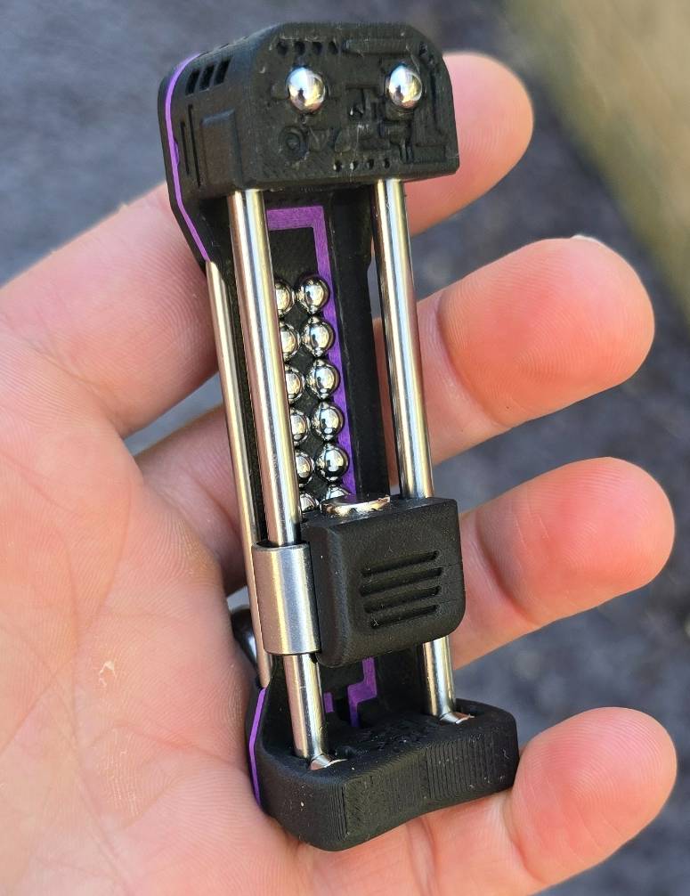 Latchet in black-purple